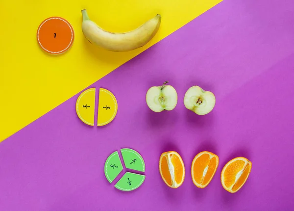 Bunte Mathefraktionen Und Äpfel Orangen Bananen Als Muster Auf Gelb — Stockfoto