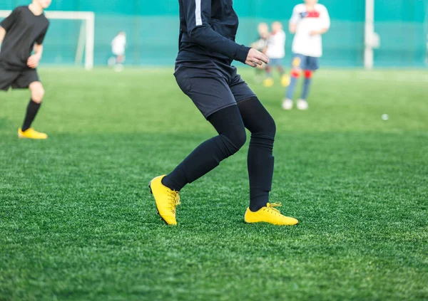 Jungs Weißer Schwarzer Sportbekleidung Laufen Auf Dem Fußballplatz Junge Fußballer — Stockfoto