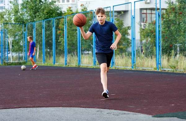 Cute Smiling Boy Blue Shirt Plays Basketball City Playground Active — 스톡 사진