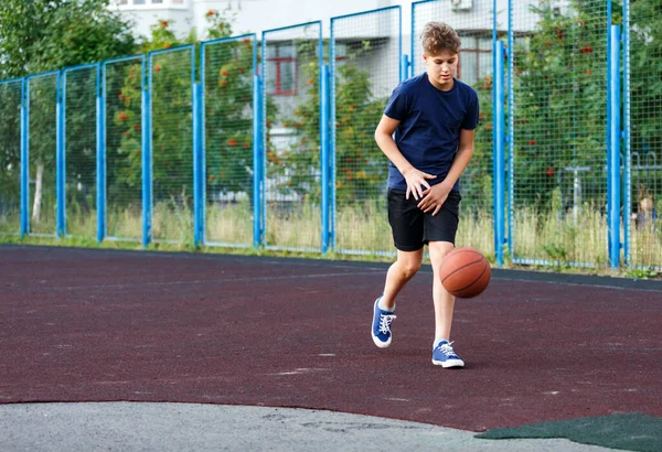 Rapaz Bonito Camiseta Azul Joga Basquete Parque Infantil Cidade Adolescente — Fotografia de Stock