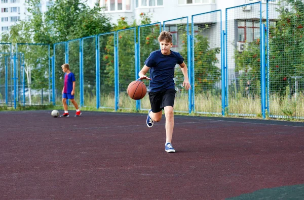 Söt Leende Pojke Blå Shirt Spelar Basket Stadens Lekplats Aktiv — Stockfoto