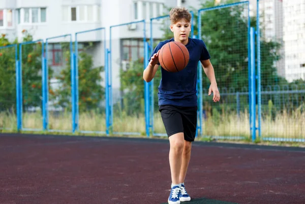 Netter Junge Blauen Shirt Spielt Basketball Auf Dem Städtischen Spielplatz — Stockfoto