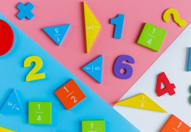 Renkli matematik kesirleri, mavi beyaz arka plandaki sayılar. Çocuklar için ilginç, eğlenceli matematik, anaokulu öğrencisi. Eğitim, okula dönüş konsepti.