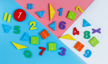 Renkli matematik kesirleri, mavi beyaz arka plandaki sayılar. Çocuklar için ilginç, eğlenceli matematik, anaokulu öğrencisi. Eğitim, okula dönüş konsepti.