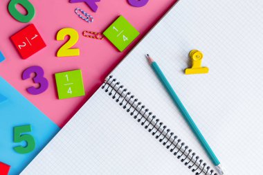 Renkli matematik kesirleri, mavi beyaz arka planda not defteri. Çocuklar için ilginç, eğlenceli matematik. Eğitim, okula dönüş konsepti.