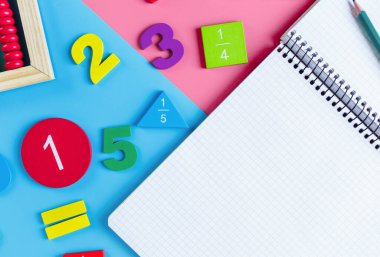 Renkli matematik kesirleri, mavi beyaz arka planda not defteri. Çocuklar için ilginç, eğlenceli matematik. Eğitim, okula dönüş konsepti.