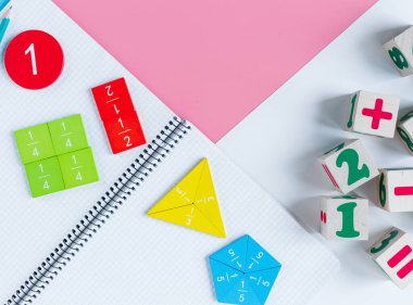 Renkli matematik kesirleri, mavi beyaz arka planda not defteri. Çocuklar için ilginç, eğlenceli matematik. Eğitim, okula dönüş konsepti.