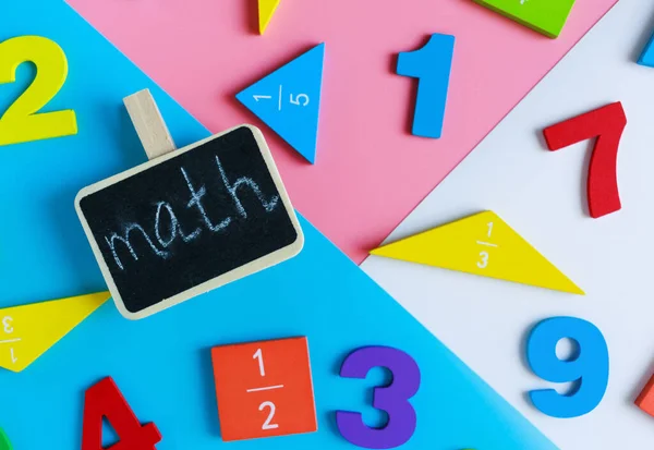 色彩斑斓的数学分数蓝色粉红白色背景上的数字有趣的 有趣的数学为孩子 学龄前 回到学校的概念 — 图库照片