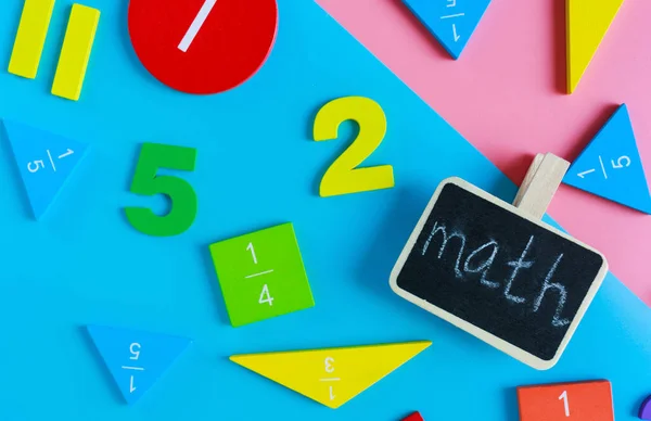 色彩斑斓的数学分数蓝色粉红白色背景上的数字有趣的 有趣的数学为孩子 学龄前 回到学校的概念 — 图库照片