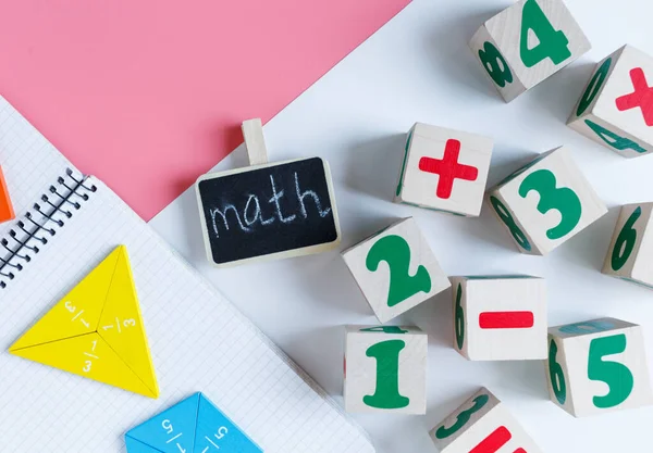 Bunte Hölzerne Mathematikwürfel Mit Zahlen Notizbuch Auf Rosa Weißem Hintergrund — Stockfoto