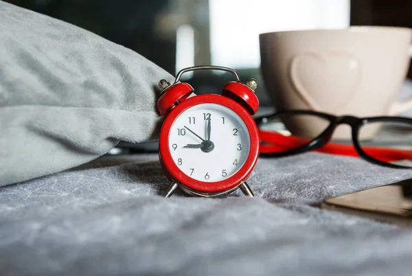 Feche Relógio Óculos Laptop Xícara Café Cama Espaço Trabalho Para — Fotografia de Stock