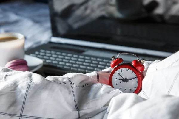Rode Wekker Laptop Koffie Bed Werkruimte Voor Freelance Lifestyle Afstandswerk — Stockfoto