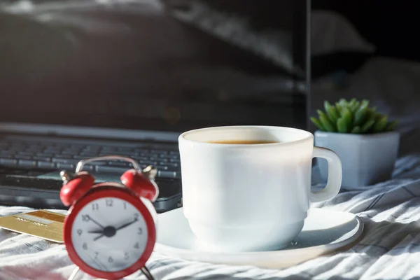 Sluiten Van Rode Wekker Computer Laptop Kopje Koffie Het Bed — Stockfoto