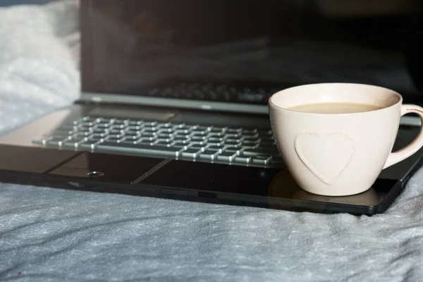 Zárjuk Laptopot Kávét Ágyban Szabadúszó Munkahely Életstílus Távolsági Munka Online — Stock Fotó