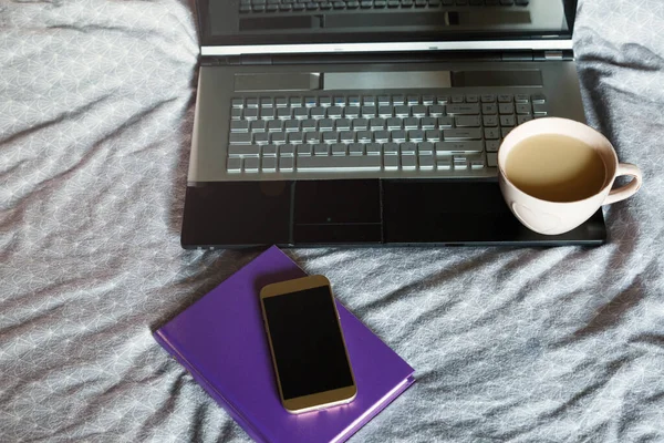 Közel Notebook Laptop Telefon Egy Csésze Kávé Ágyban Szabadúszó Munkahely — Stock Fotó