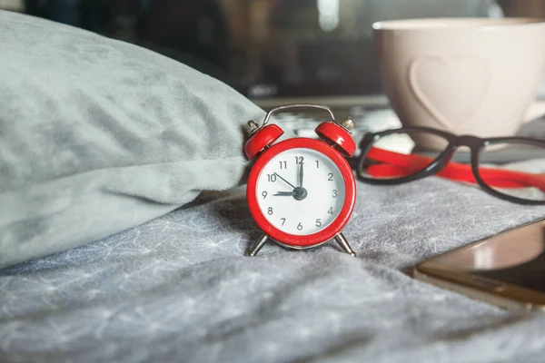 Feche Lápis Caderno Laptop Xícara Café Cama Espaço Trabalho Para — Fotografia de Stock