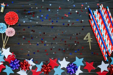 Amerikan bağımsızlığının 4 Temmuz günü için dekorasyonlar. Tahta arka planda ABD tatil süslemeleri, üst manzara, düz yatış.