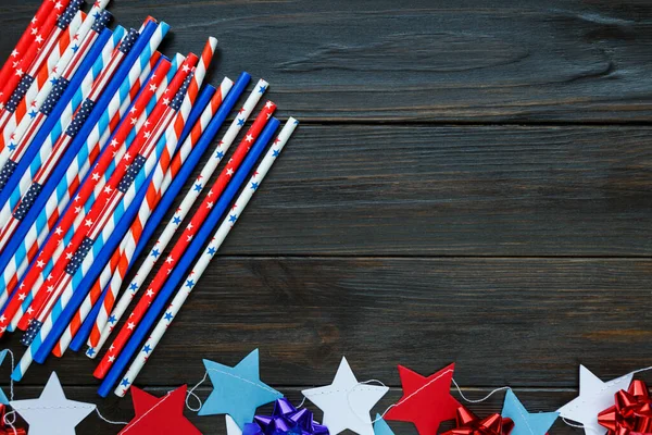 アメリカ独立 ろうそく わらの7月4日の装飾 木製の背景にアメリカの休日の装飾 トップビュー フラットレイアウト — ストック写真