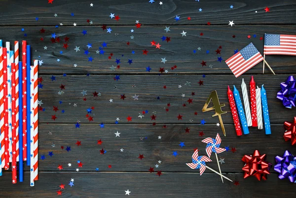 アメリカ独立の7月4日の装飾 木製の背景にアメリカの休日の装飾 トップビュー フラットレイアウト — ストック写真
