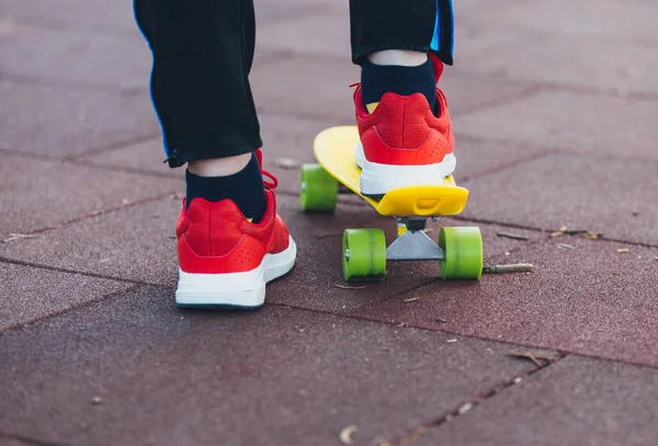 Gros Plan Des Jambes Skateboard Jaune Adolescent Passe Temps Libre — Photo