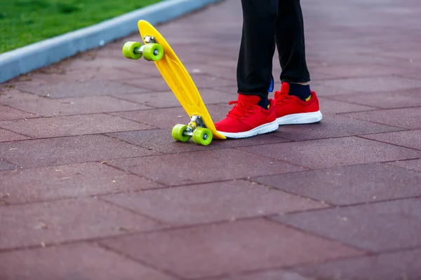 Fechar Pernas Skate Amarelo Adolescente Gasta Tempo Livre Treinando Patinação — Fotografia de Stock