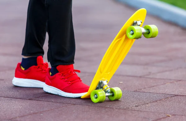 Närbild Ben Röda Sneakers Rida Gul Skateboard Rörelse Aktiv Stadslivsstil — Stockfoto