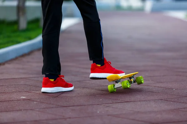 Närbild Ben Röda Sneakers Rida Gul Skateboard Rörelse Aktiv Stadslivsstil — Stockfoto