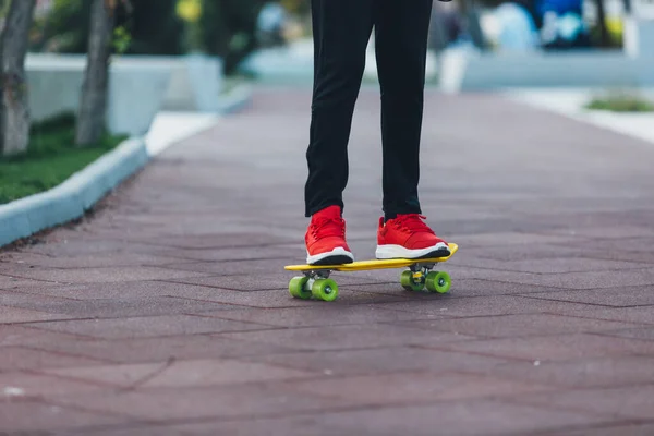 Fermez Les Jambes Baskets Rouges Chevauchant Sur Skateboard Jaune Mouvement — Photo