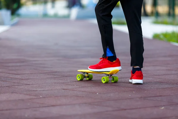 스케이트 보드를 움직이는 운동화를 다리를 접는다 활동적 생활의 아이들을 스포츠입니다 — 스톡 사진