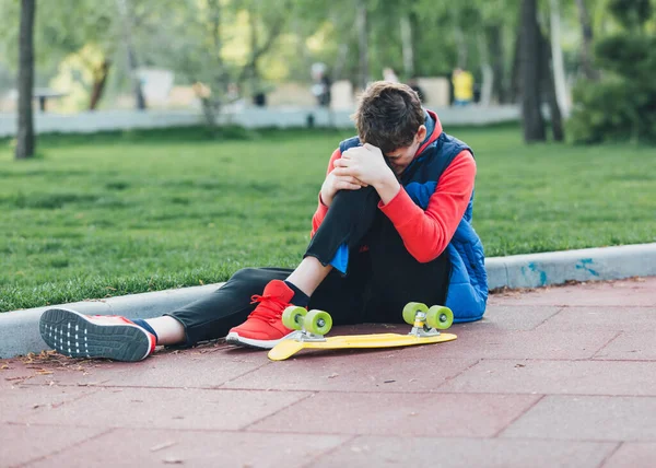 Tiener Rood Shirt Brengt Vrije Tijd Door Met Schaatsen Het — Stockfoto