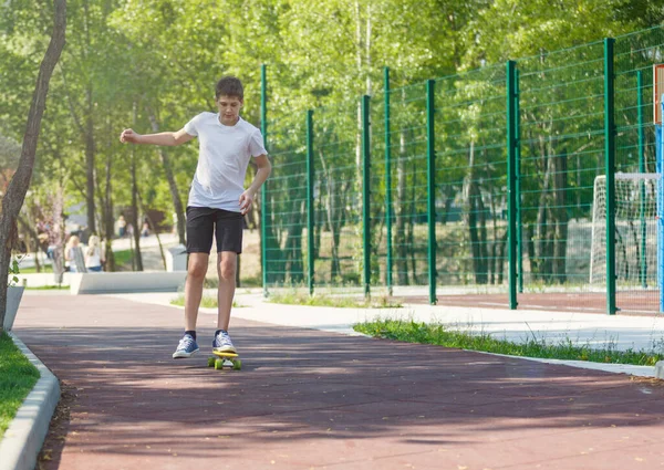 Teenager Shirt Blanc Passe Temps Libre Entraîner Patinage Dans Parc — Photo