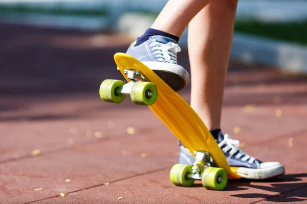 다리와 스케이트보드를 클로즈업합니다 대들은 스케이트를 배우는 시간을 보낸다 기술의 자유를 — 스톡 사진