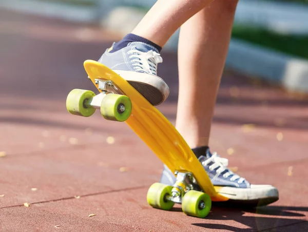 Gros Plan Des Jambes Skateboard Jaune Adolescent Passe Temps Libre — Photo
