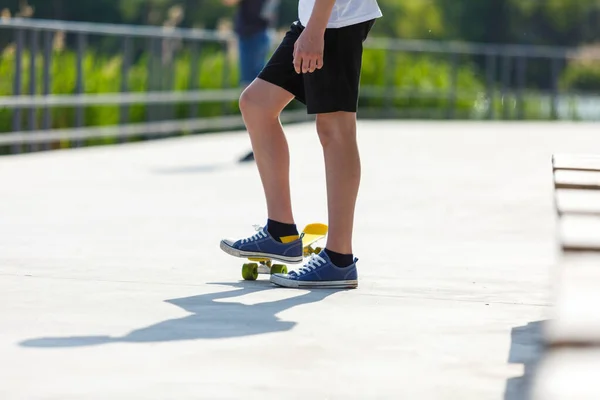 다리와 스케이트보드를 클로즈업합니다 대들은 스케이트를 배우는 시간을 보낸다 기술의 자유를 — 스톡 사진