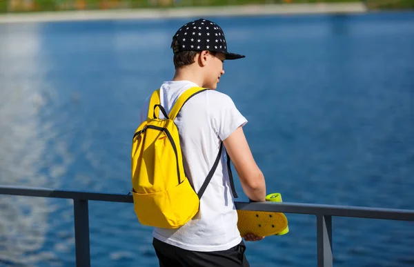 Vista Posteriore Ragazzo Con Zaino Giallo Skateboard Nel Parco Cittadino — Foto Stock