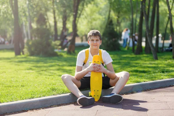 Tiener Wit Shirt Brengt Vrije Tijd Door Met Schaatsen Het — Stockfoto