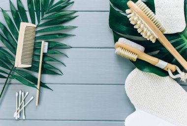 Ahşap arka planda spa aksesuarları