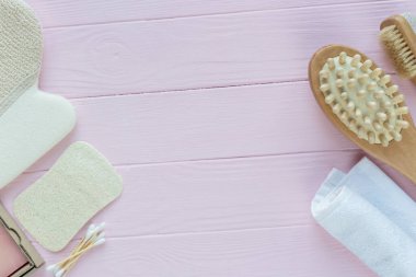Ahşap arka planda spa aksesuarları