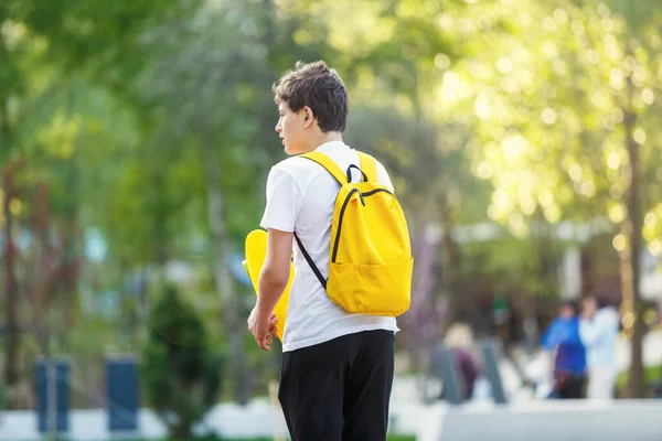 Tiener Wit Shirt Brengt Vrije Tijd Door Het Stadspark Leuke — Stockfoto