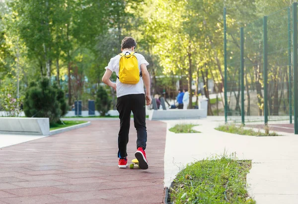 티셔츠를 대들은 공원에서 무료로 스케이트를 배우는 시간을 보낸다 귀여운 소년은 — 스톡 사진