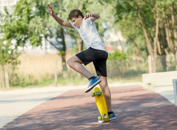 Teenager Shirt Blanc Passe Temps Libre Entraîner Patinage Dans Parc — Photo