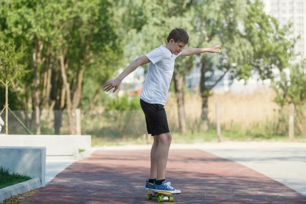 Teenager Shirt Blanc Passe Temps Libre Entraîner Patinage Dans Parc — Photo