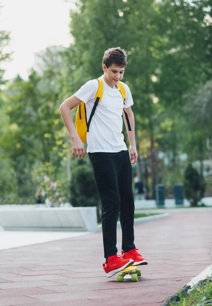 Teenager White Shirt Spends Free Time Training Skating City Park — Stock Photo, Image