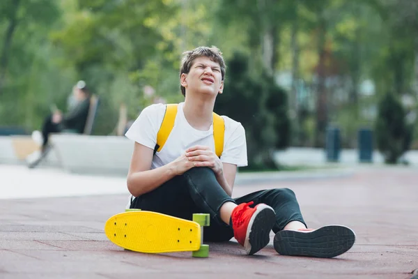 티셔츠를 대들은 공원에서 무료로 스케이트를 배우는 시간을 보낸다 소년은 스케이트에서 — 스톡 사진