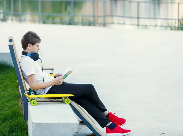 Teenager Shirt Blanc Passe Temps Libre Dans Parc Ville Garçon — Photo