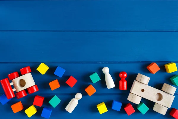 五彩缤纷的木制玩具方块 金字塔和经典蓝色背景的汽车 为幼儿园和学龄前儿童的游戏设置五彩缤纷的玩具 顶部视图 复制空间 — 图库照片