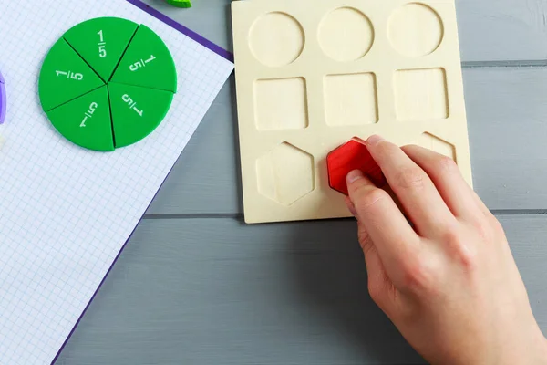 Mano Los Niños Mueve Fracciones Matemáticas Coloridas Sobre Fondo Mesa — Foto de Stock