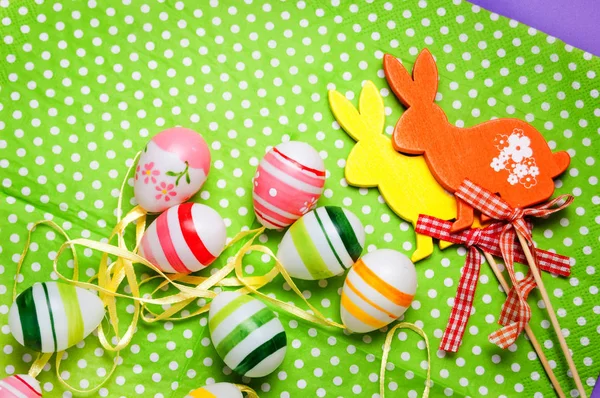 Yeşil arka planda Paskalya tavşanı ve yumurta — Stok fotoğraf