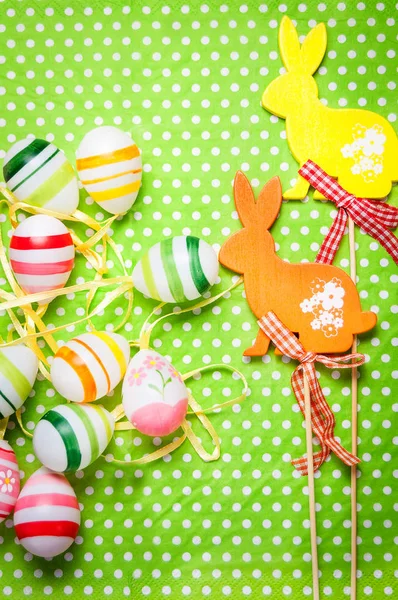 Easter bunny and eggs on green background — Stock Photo, Image