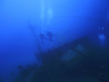 Tüplü dalış. batık gemi